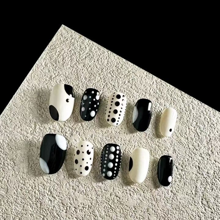 Stylisches Künstlerisches Press-On-Nagelset Karnz