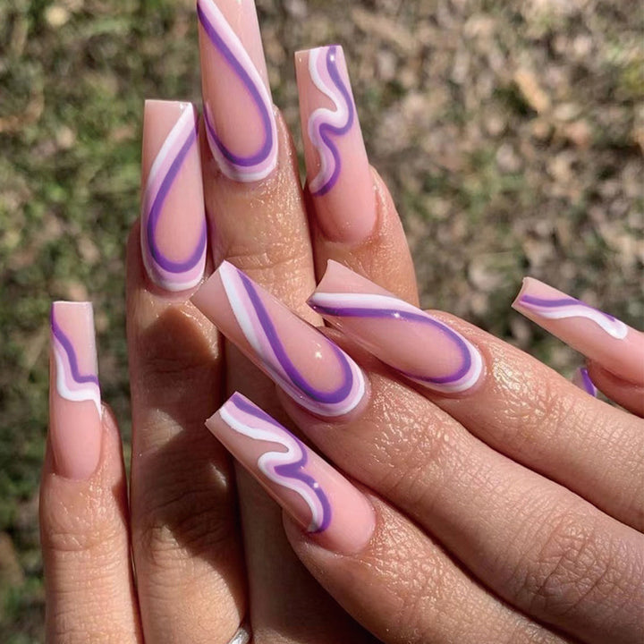 Kunstvolle Nagelverlängerungen mit elegantem Wellenmuster Karnz