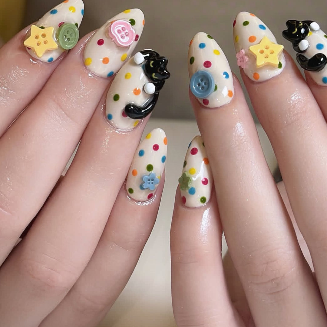 Kreatives 3D Nagelkunstdesign Karnz