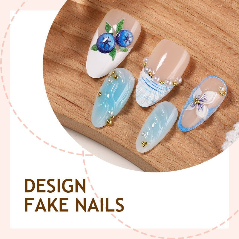 Kunstnagelset mit floralen und glamourösen Designs Karnz