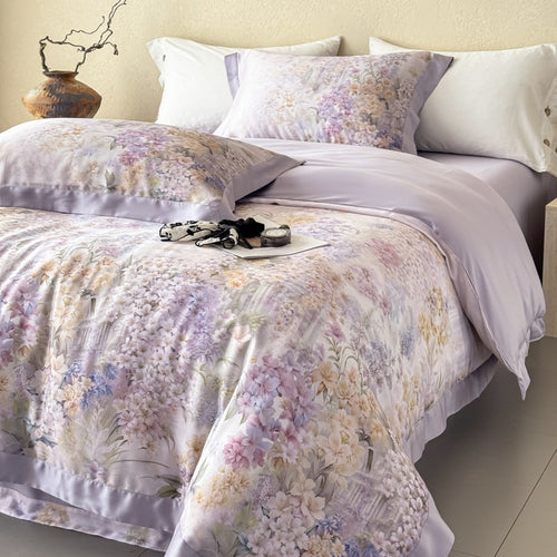 Luxuriöse Satin-Bettwäschegarnitur mit fliederfarbenem Blumen-Print und seidiger Paspel