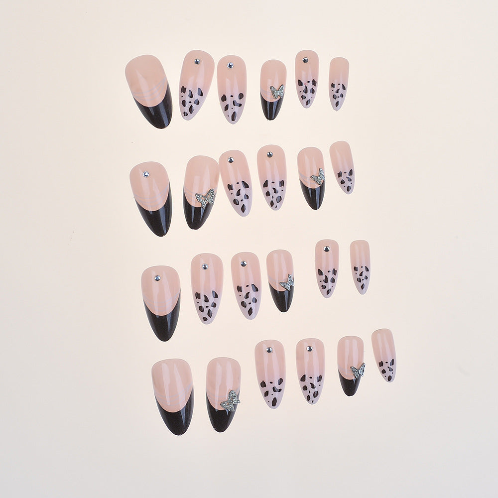 Künstlerisches Press-On Nagelset mit eleganten Designs Karnz