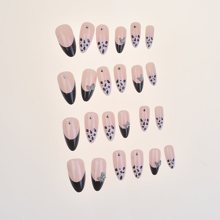 Künstlerisches Press-On Nagelset mit eleganten Designs Karnz