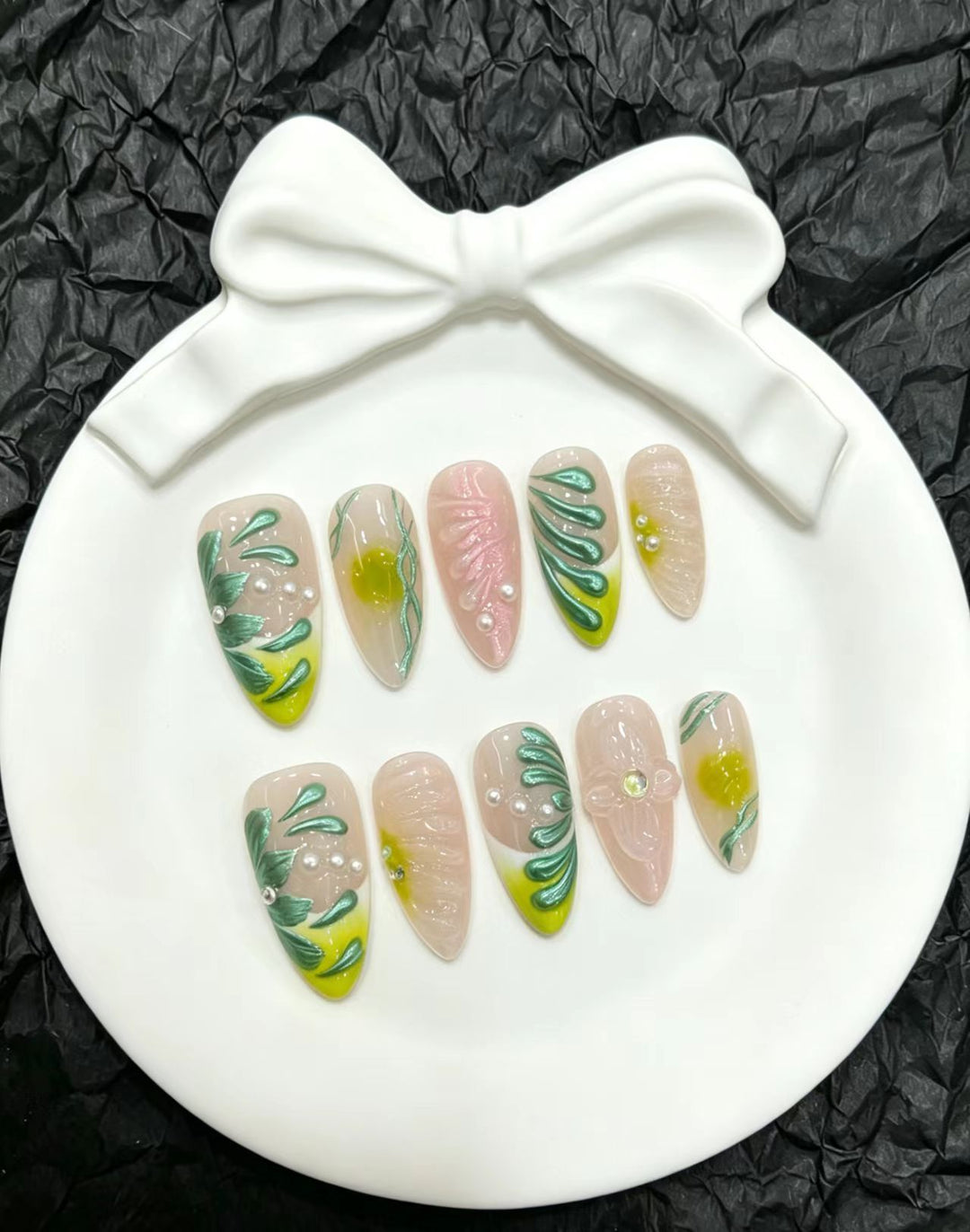 Dekoratives Press-On Nageldesign-Set mit floralen und botanischen Motiven