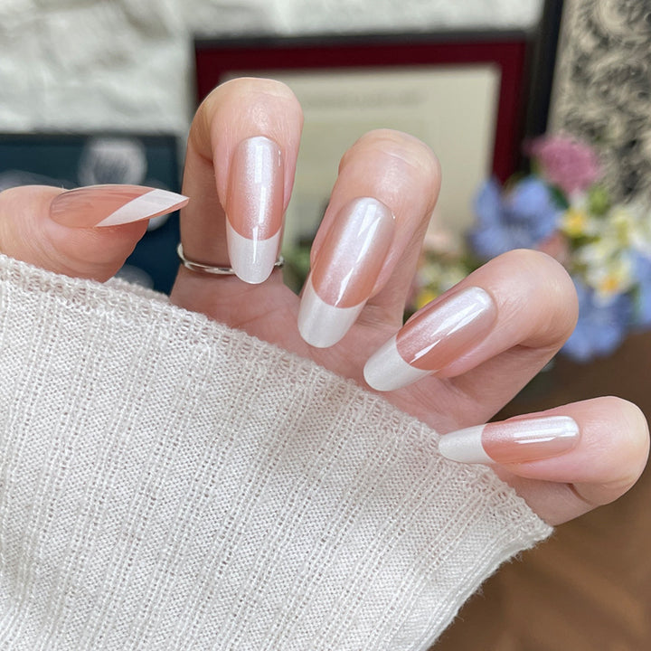 Elegantes Press-On-Nagelset mit glänzenden Französischen Spitzen Karnz