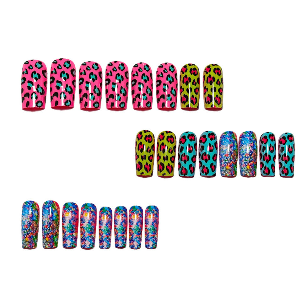 Bunte Kunstnagel-Kreation mit Leoparden-Motiv Karnz