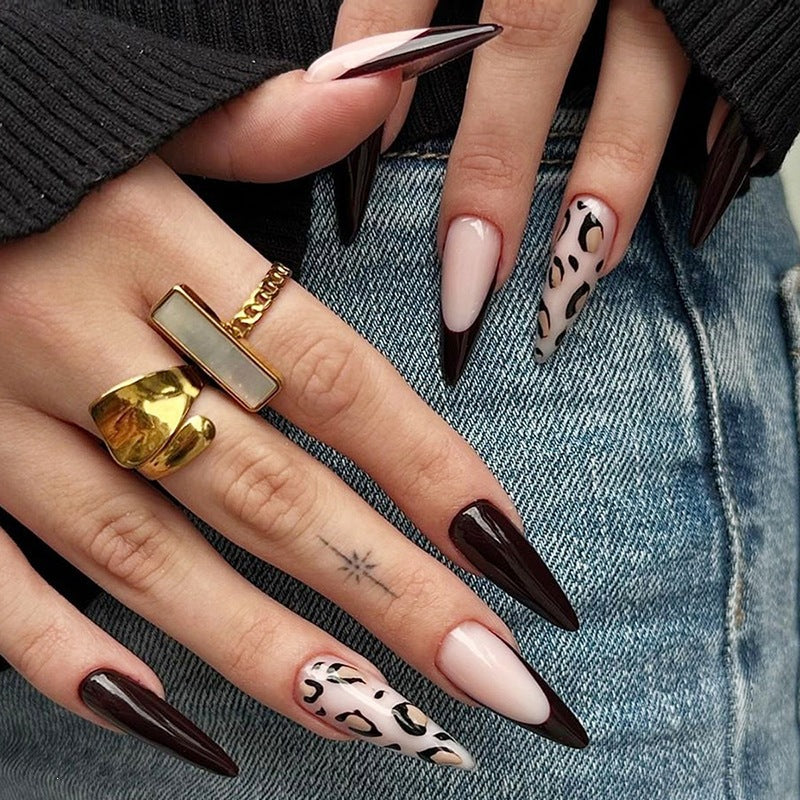 Kunstnagelset mit eleganten Spitzen und modernen Mustern Karnz