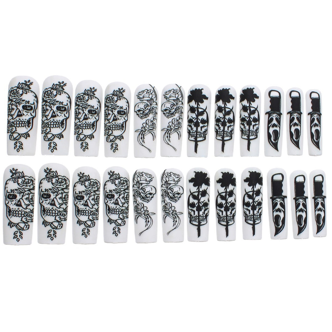 Kunstnagelset mit gruseligem Totenkopf-Design und floralen Motiven Karnz
