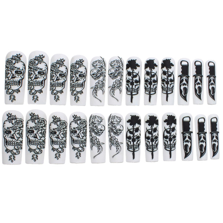 Kunstnagelset mit gruseligem Totenkopf-Design und floralen Motiven Karnz