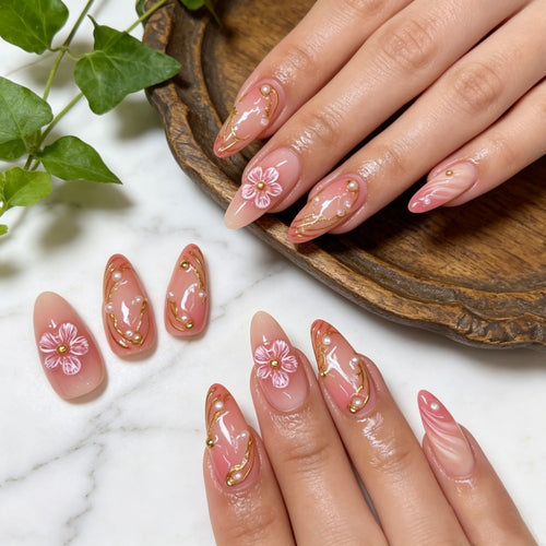 Kunstnägel mit Floralen Verzierungen und Goldakzenten Karnz