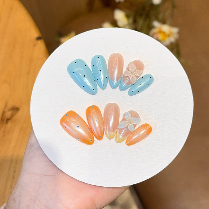 Künstliche Hand-Nail Art mit Floralen Akzenten Karnz