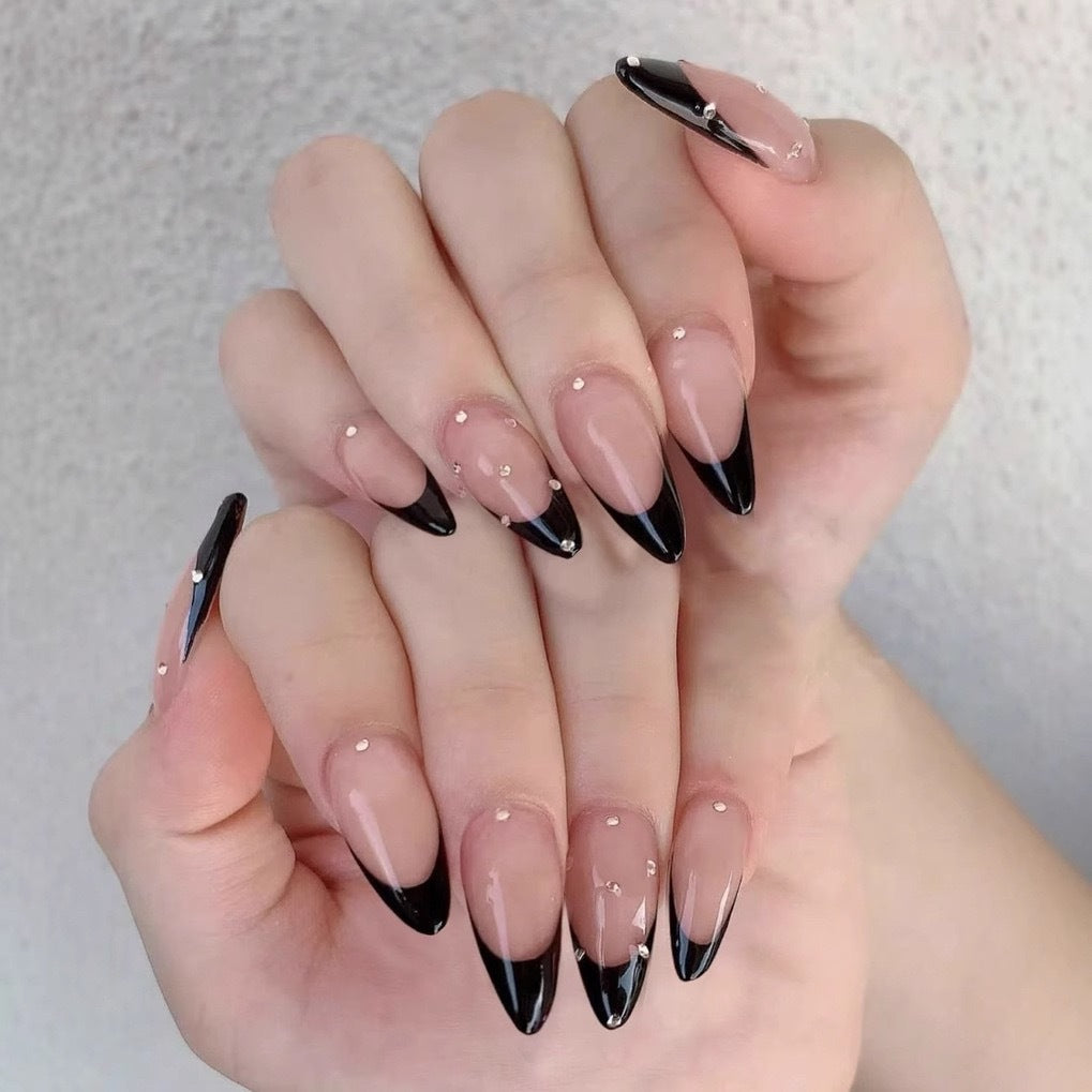 Kunstnagelspitzen mit elegantem französischem Design und Glamourösen Details Karnz