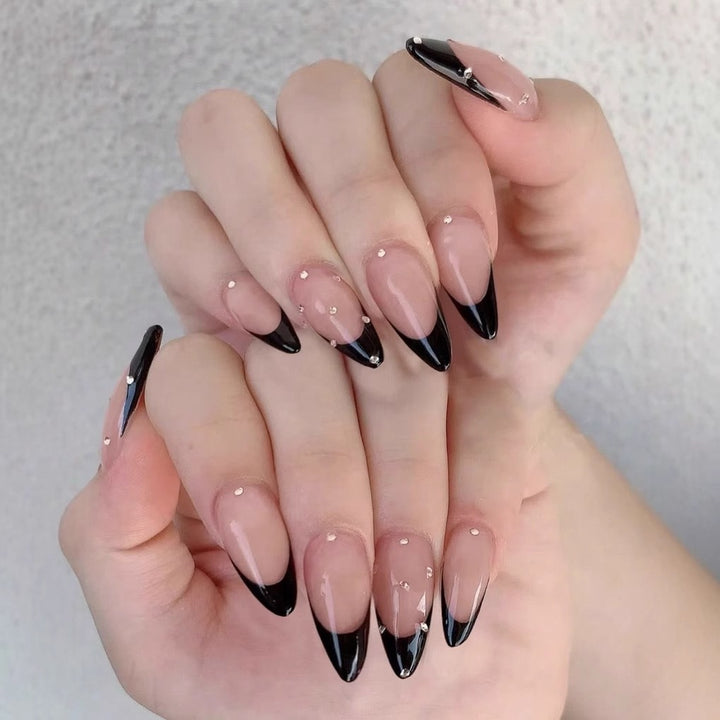 Kunstnagelspitzen mit elegantem französischem Design und Glamourösen Details Karnz