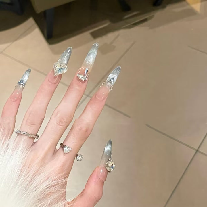 Künstlerische Stiletto Press-On Nagelkunst mit schimmernden Akzenten Karnz