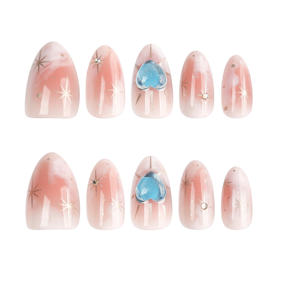 Nageldesign mit dekorativen Herzen und Glitzerakzenten Karnz