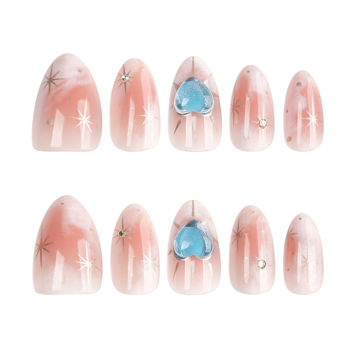 Nageldesign mit dekorativen Herzen und Glitzerakzenten Karnz