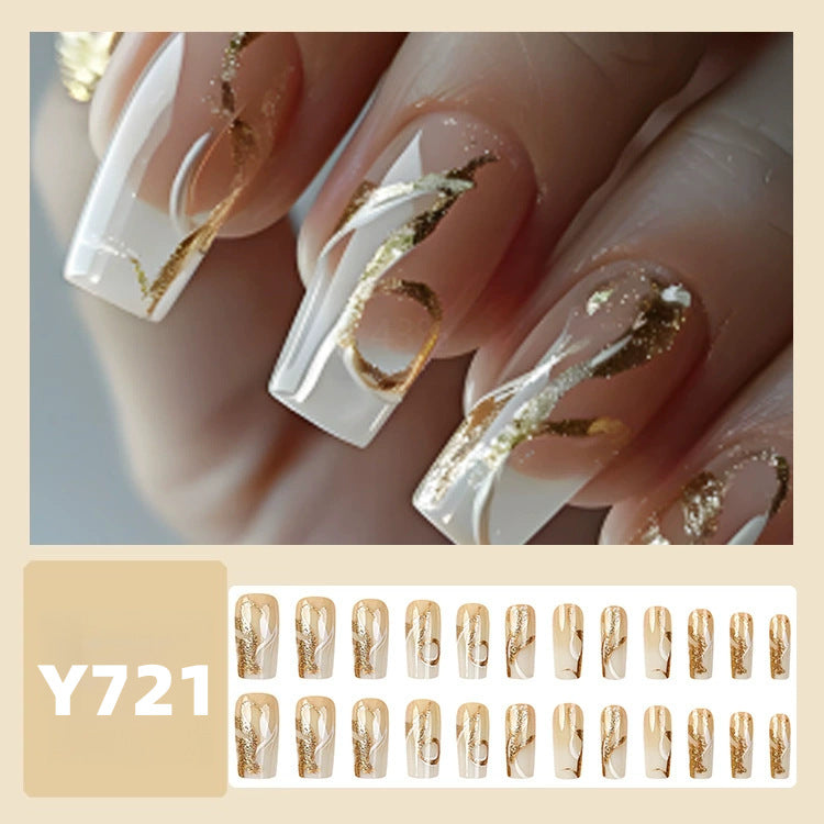 Kunstnägel mit Eleganten Goldakzenten Karnz