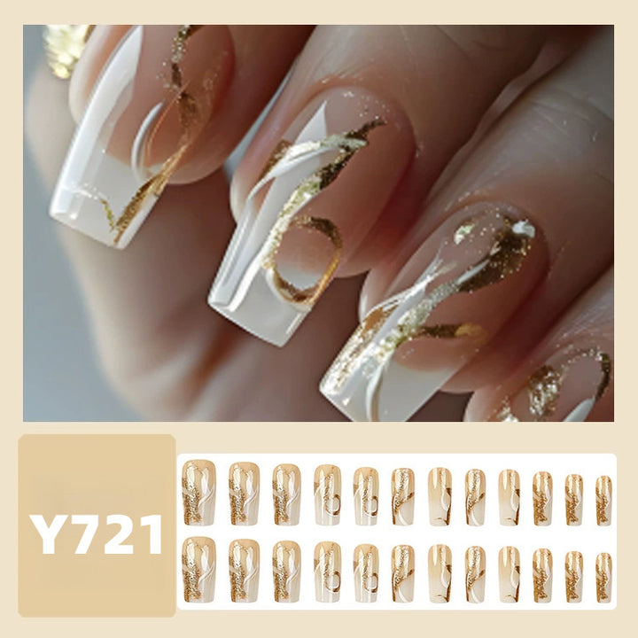 Kunstnägel mit Eleganten Goldakzenten Karnz