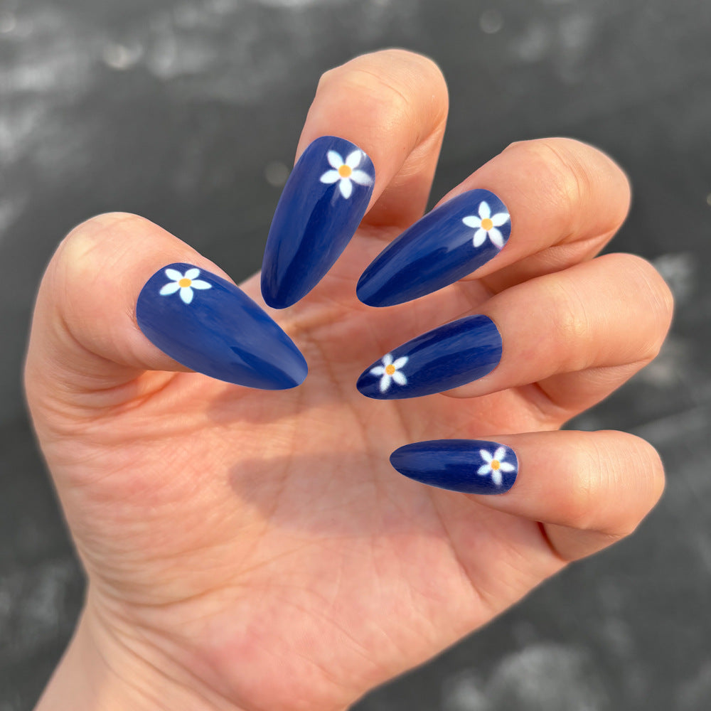Künstlerisches Floral Press-On Nageldesign Karnz