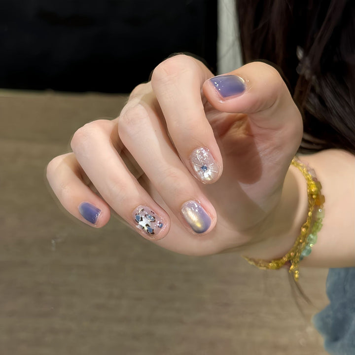 Glamouröse Kunstnägel mit Eleganten Glitzerelementen Karnz