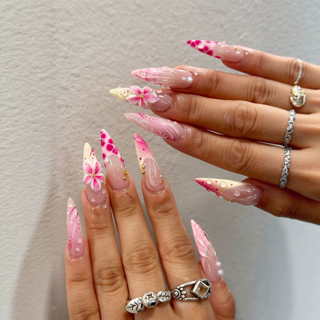 Florale Stiletto Press-On Nagelset mit künstlerischem Design Karnz