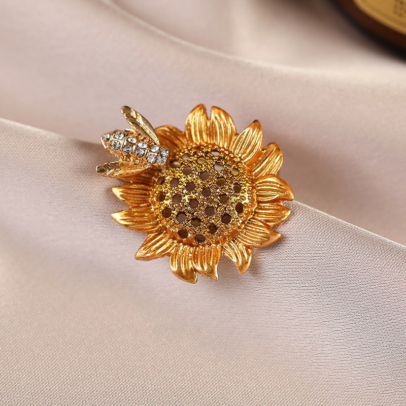 Elegante Sonnenblumenbrosche mit Kristallen Karnz