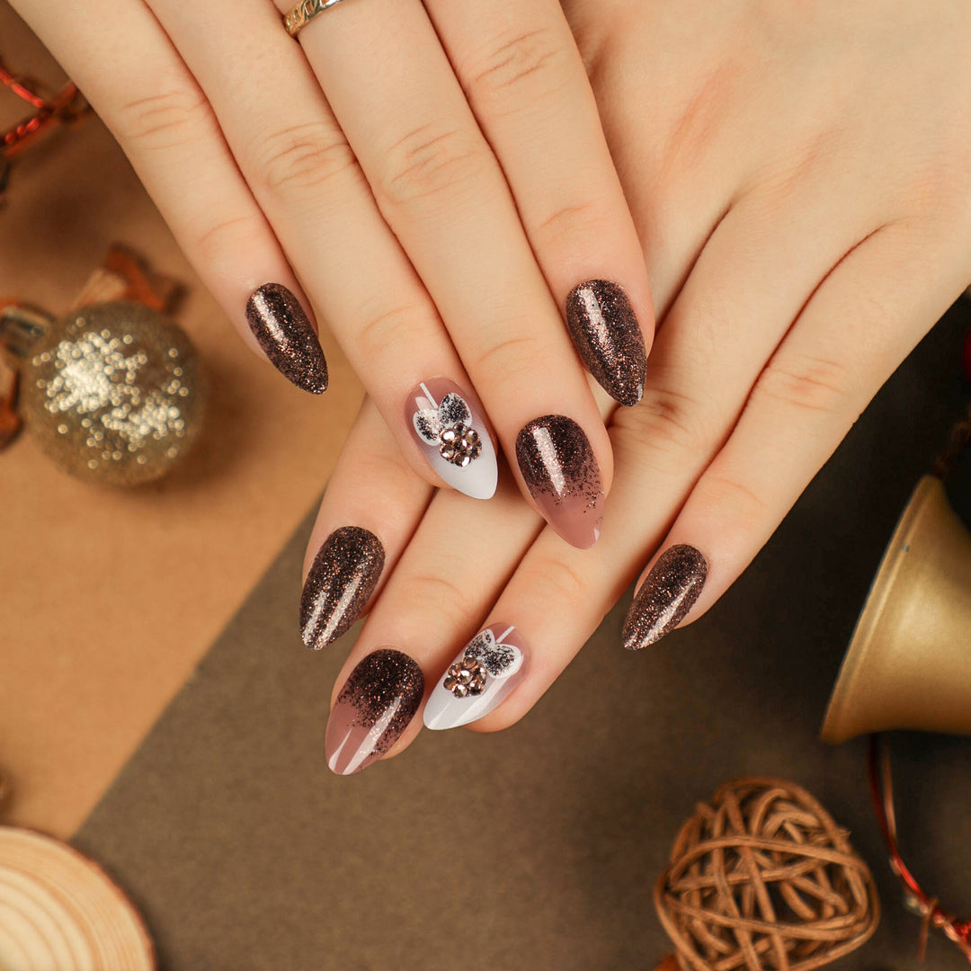 Elegante Acryl-Nägel mit goldenen Akzenten Karnz