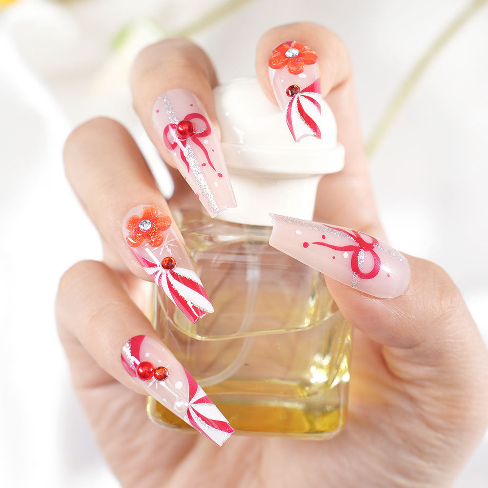 Dekorative florale Nagelspitzen Karnz