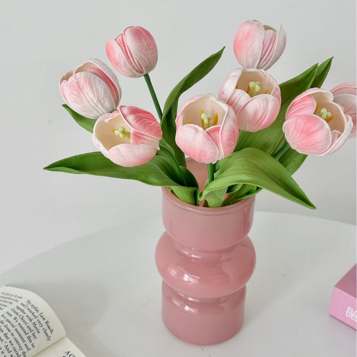 Realistische Kunst-Tulpenblumenstilkel