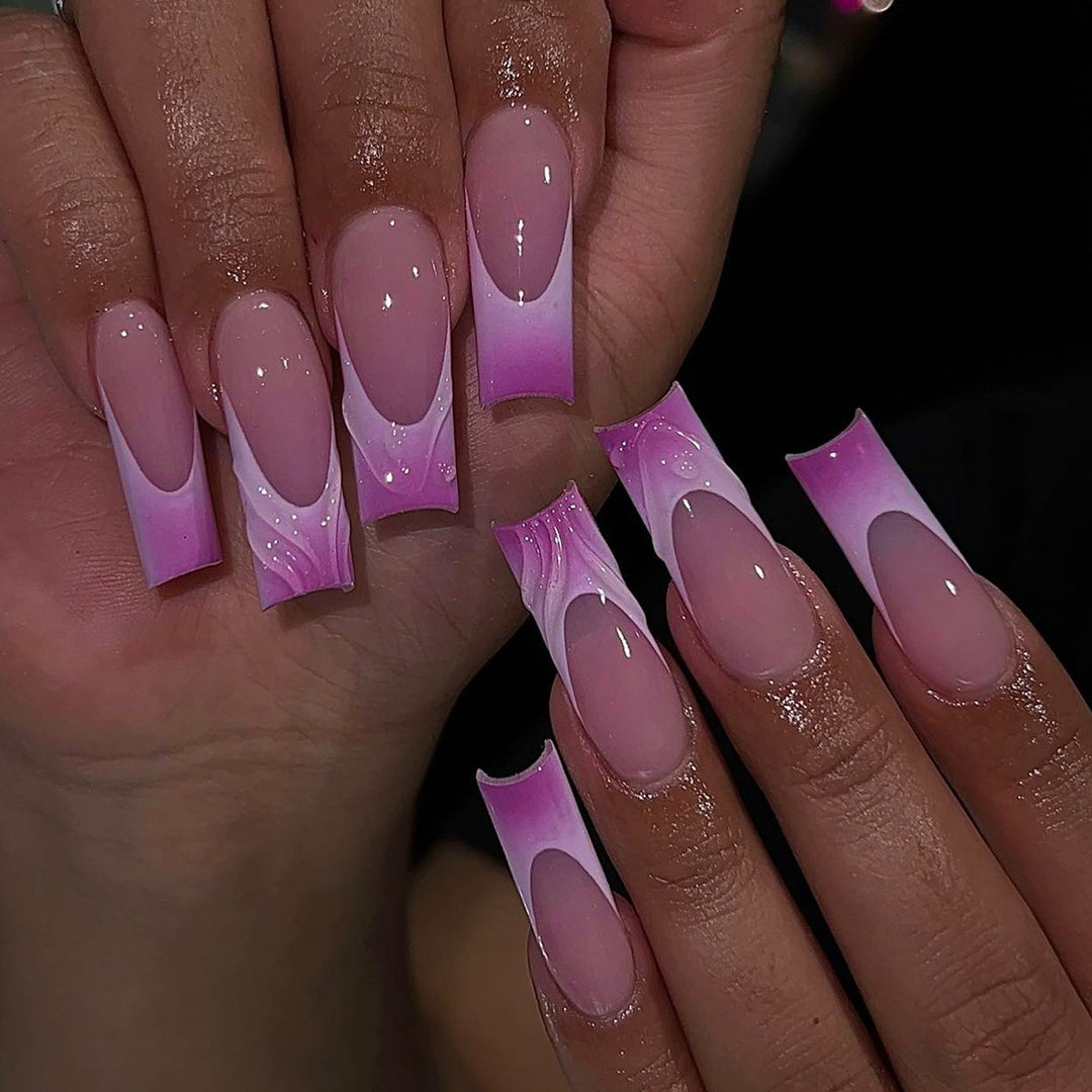 Elegante und kunstvolle Nagelverlängerungen mit floralem Ombre-Design Karnz