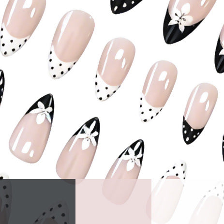 Elegante Schwarz-Weiße Blumennagelkunstverlängerungen Karnz