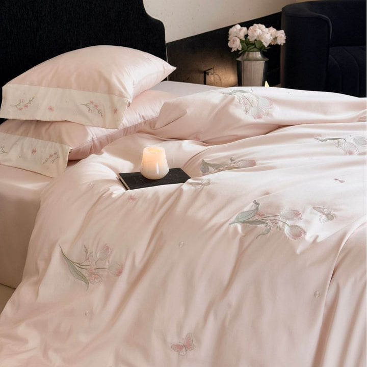 Satin-Bettwäscheset mit pastellbestickten Blumenapplikationen und extraweichem Finish