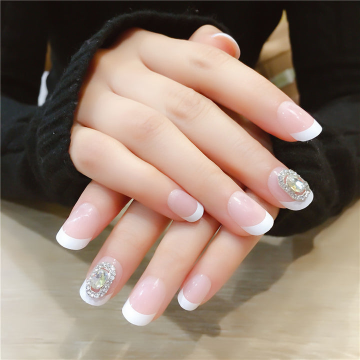 Elegante French Tip Press-On Nägel mit dekorativen Akzenten