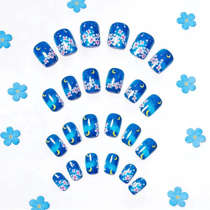 Kunstnagelset mit Floralen Motiven Karnz