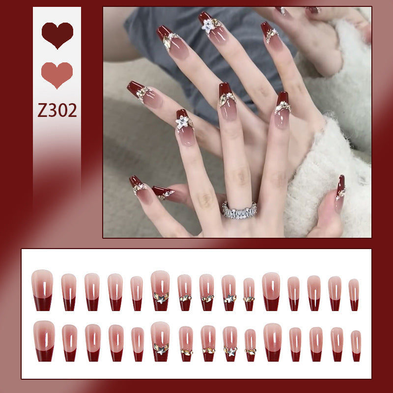 Kunstnagelset mit eleganten glitzernden Akzenten und romantischem Design Karnz
