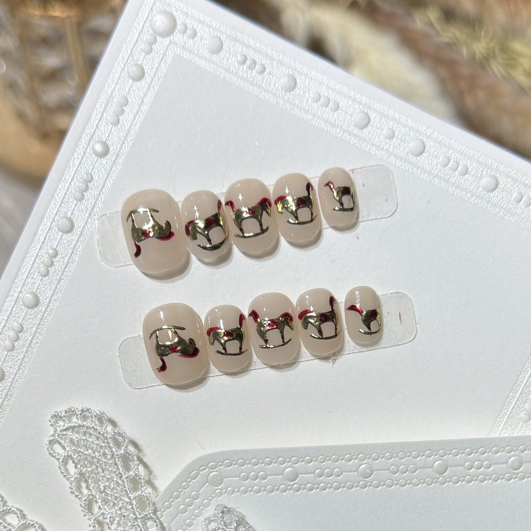 Dekoratives Press-On Nagelkunstset mit goldenen Akzentdesigns Karnz