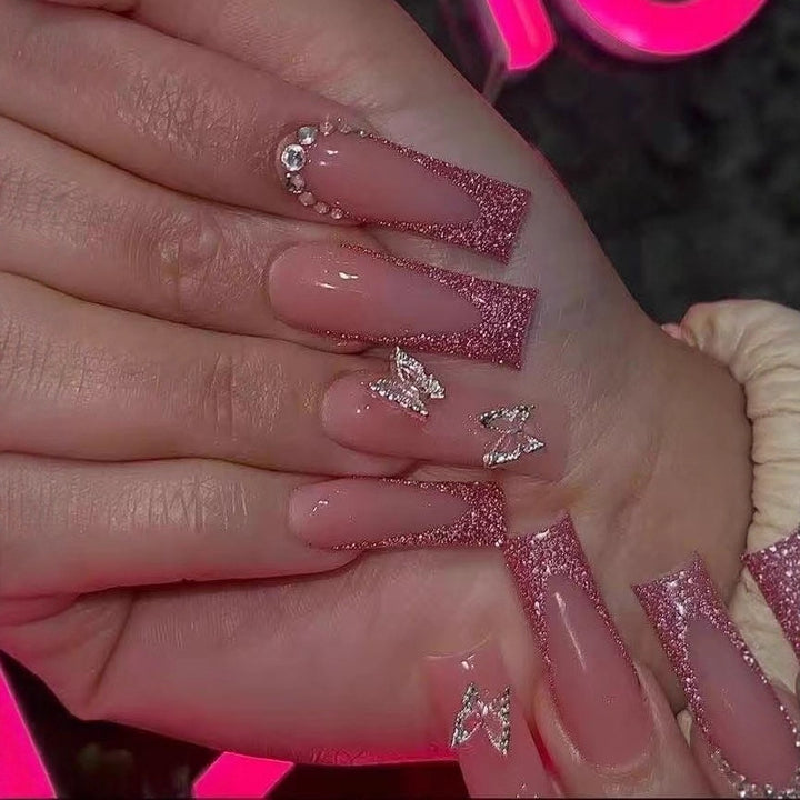 Kunstnagelset mit funkelnden Glitzer-Effekten und eleganten 3D-Verzierungen Karnz