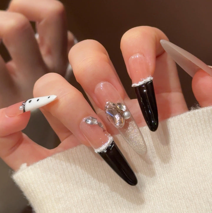 Stylische Spitze Press-On Nagelkunst Karnz