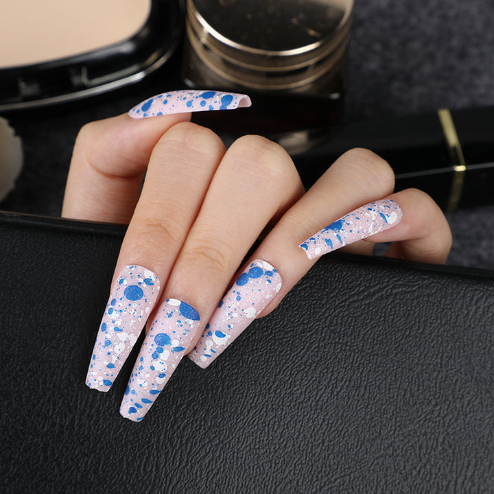 Kunstnägel mit künstlerischem Splatter-Design Karnz