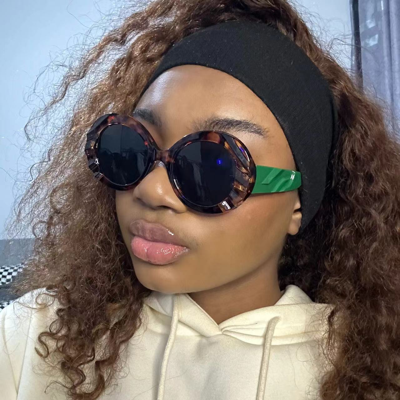 Damen Sonnenbrille mit einzigartigem, strukturiertem Rahmen und schützenden Gläsern Karnz