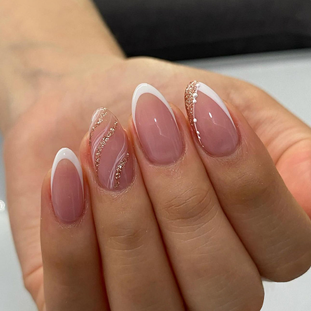 Elegante French-Tip Kunstnägel mit Glitzerakzenten Karnz