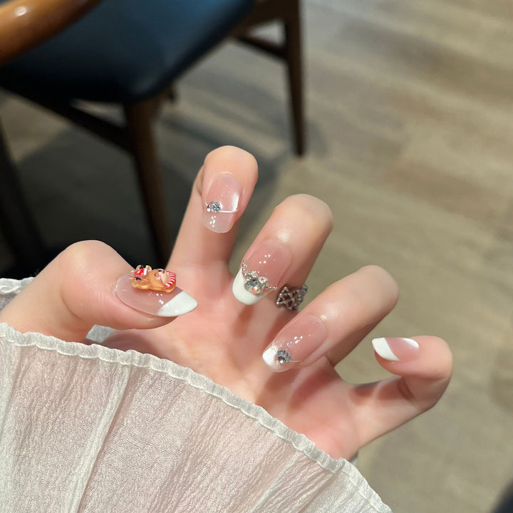Künstlerische French Tip Press-On Nägel Karnz