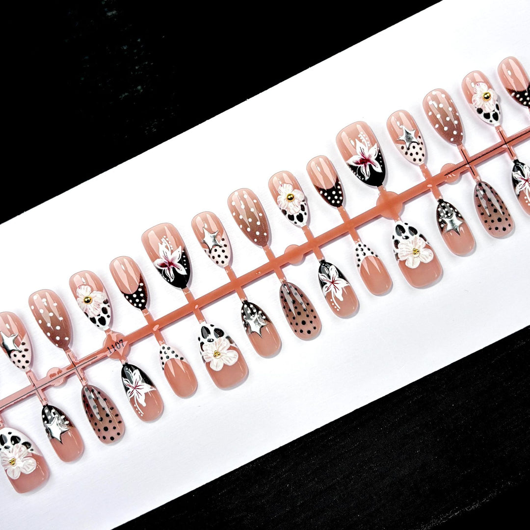 Künstlerisches Press-On Nagelkunst-Set mit einzigartigen Blumen- und Stern-Designs