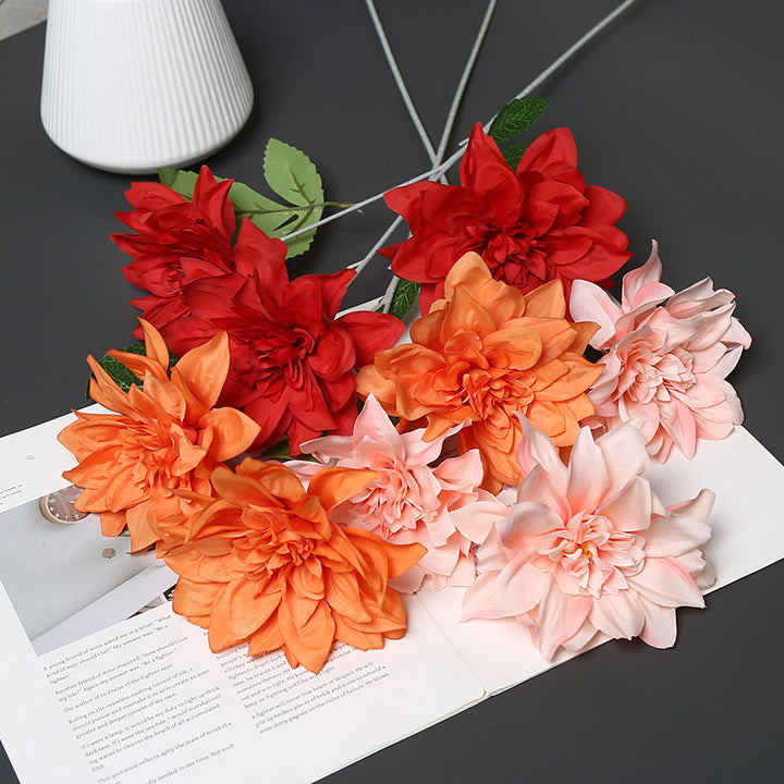 Lebensechte Stoffblumenarrangement