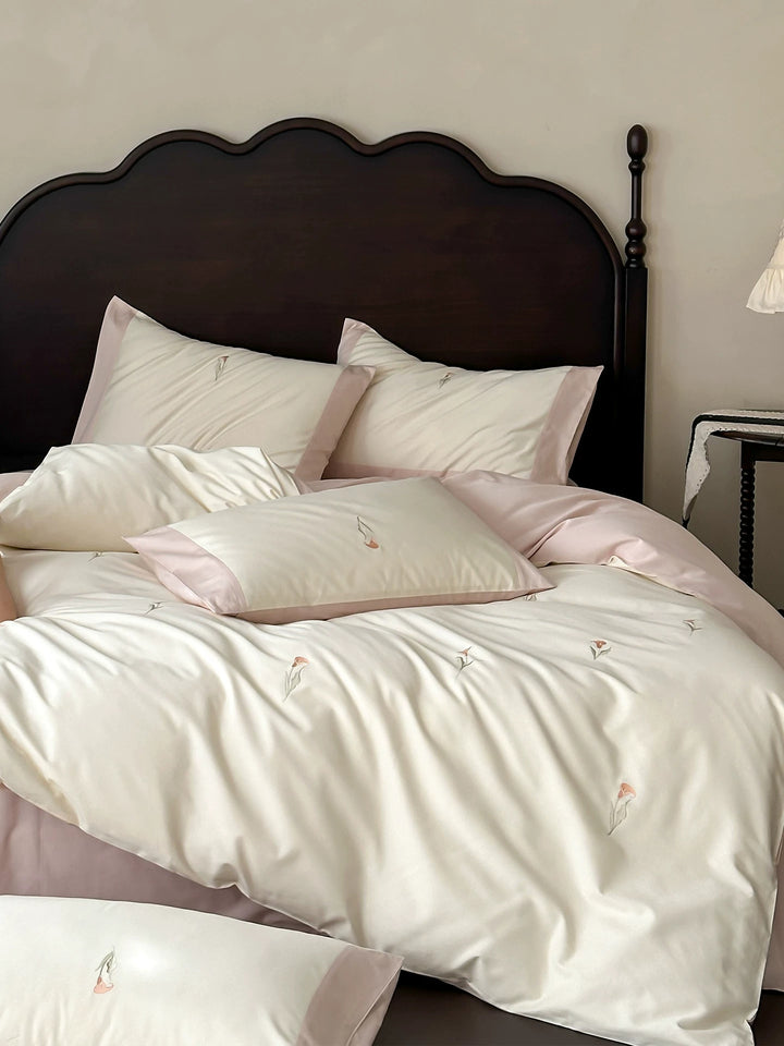 Umkehrbarer Satin-Feeling Bestickter Floral Bettbezugset mit Kontrastbordüre