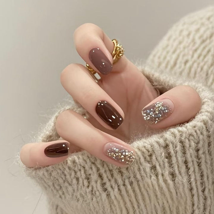 Elegante Nagelkunst mit Glitzerkante Karnz