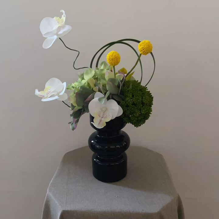 Elegante falsche Blumenanordnung