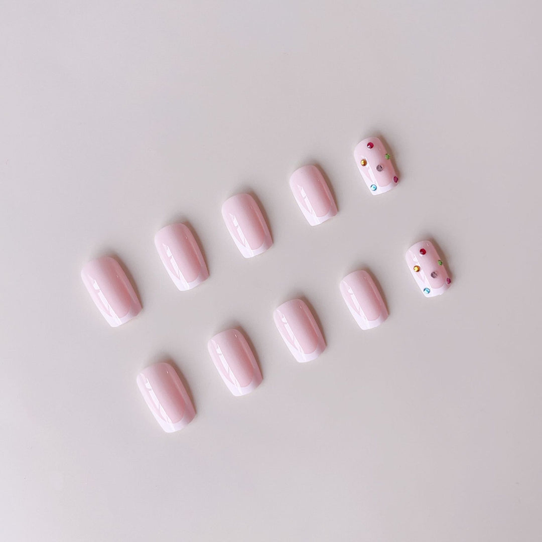 Nagelkunstset mit eleganten French-Spitzen und funkelnden Strassverzierungen Karnz