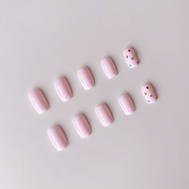 Nagelkunstset mit eleganten French-Spitzen und funkelnden Strassverzierungen Karnz