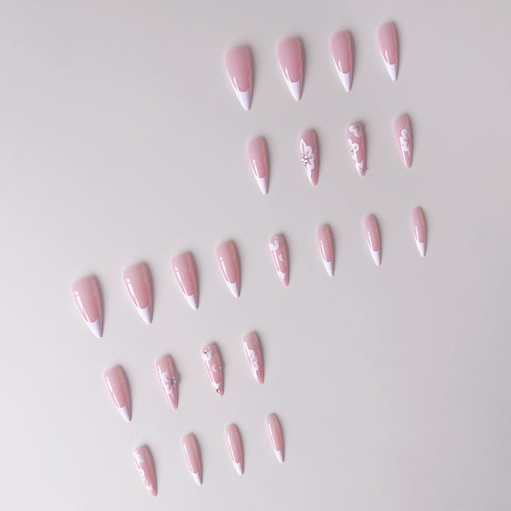 Elegantes Kunstnagelset mit floralem Design und Glitzerakzenten Karnz